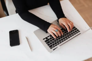 Analisi investigativa su messaggistica digitale